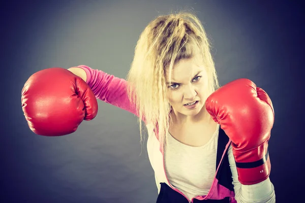 Zły kobieta sobie Rękawice bokserskie — Zdjęcie stockowe
