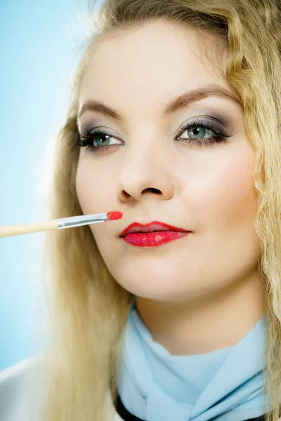 La aplicación de lápiz labial en los labios modelo de moda — Foto de Stock