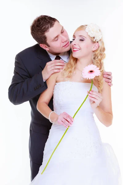 Gelukkige bruidegom en bruid poseren voor foto huwelijk — Stockfoto