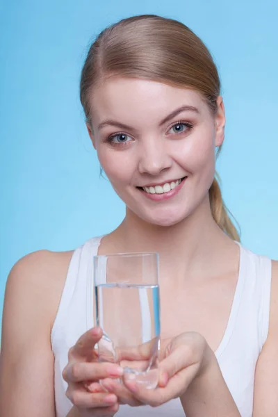 Vrouw met een glas water — Stockfoto