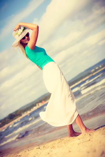 Aantrekkelijke vrouw op het strand. — Stockfoto