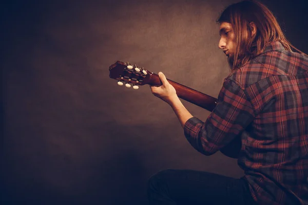Gitarist gitar çalıyor. — Stok fotoğraf