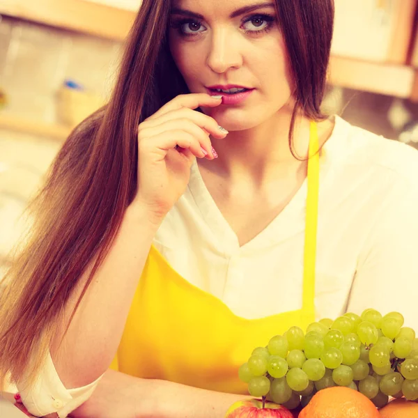 Mujer hambrienta comiendo . —  Fotos de Stock