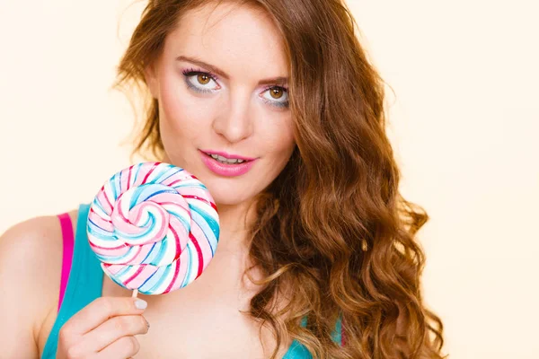 Mulher menina alegre com doces pirulito — Fotografia de Stock