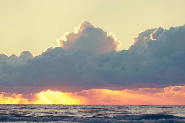 バルト海上の雲と美しい夕日 — ストック写真