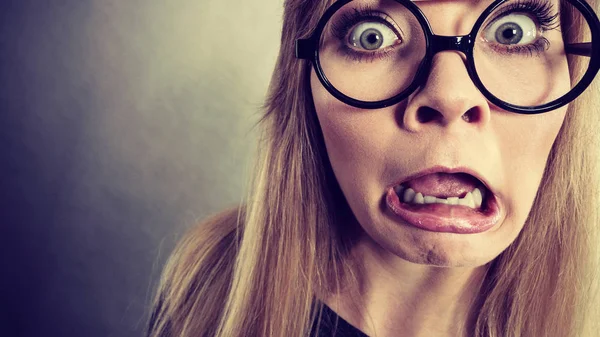 Closeup vrouw geschokt gezicht met bril — Stockfoto