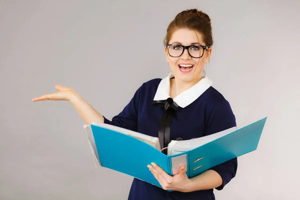 Mujer de negocios positiva feliz celebración de carpeta con documentos —  Fotos de Stock