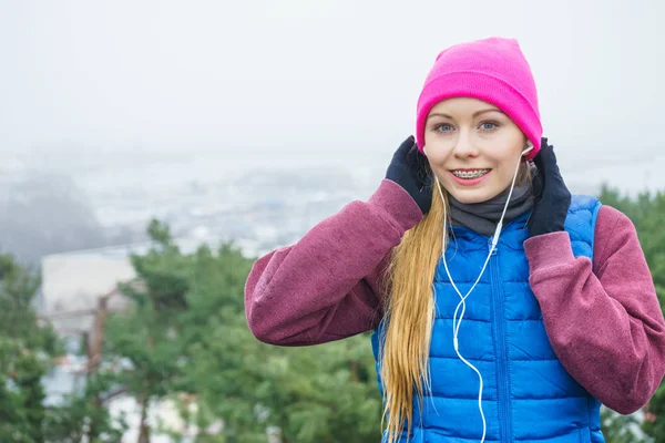 Femme portant des vêtements de sport s'exerçant à l'extérieur pendant l'automne — Photo