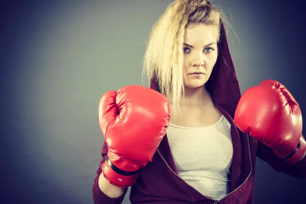 愤怒的女人戴着拳击手套 — 图库照片