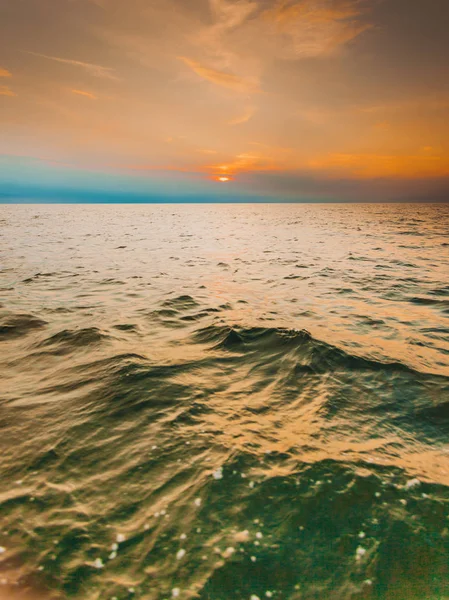 Mer Baltique coucher de soleil horizon et ciel nuageux — Photo