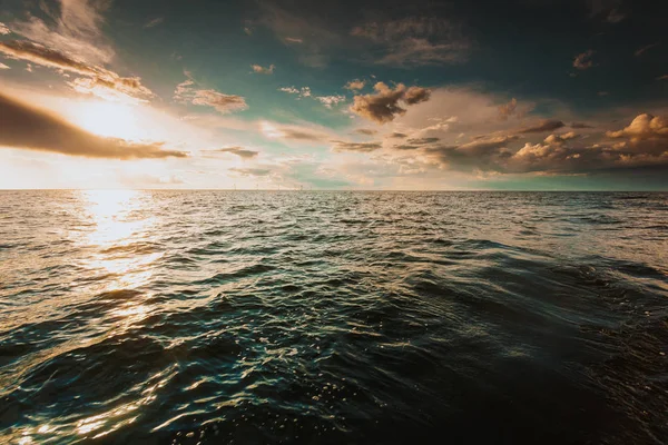 Ostseestrand. Himmel, Sonnenlicht, Meer. — Stockfoto