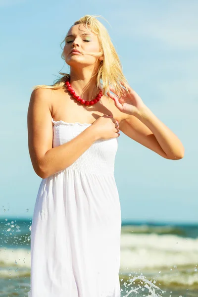 Mooie vrouw dragen witte jurk, hemelachtergrond — Stockfoto