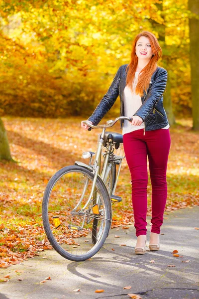 Mladá dívka s kole. — Stock fotografie