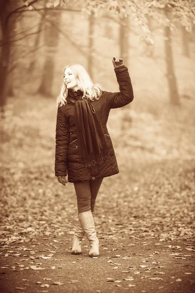 Sorridente signora passeggiando per il parco . — Foto Stock