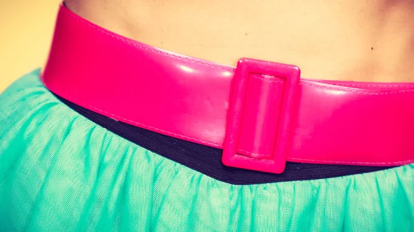 Cinturón rosa en falda de tul azul — Foto de Stock