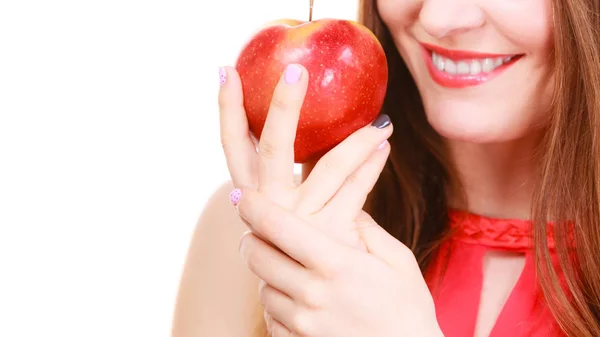 Очаровательная женщина держит яблочные фрукты — стоковое фото