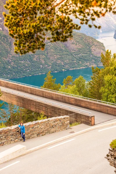 Mujer turística en Stegastein mirador Noruega —  Fotos de Stock
