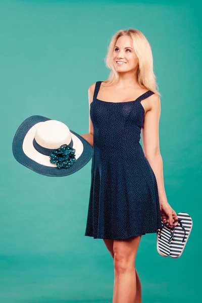 Mujer usando vestido sosteniendo sombrero de sol un chanclas — Foto de Stock