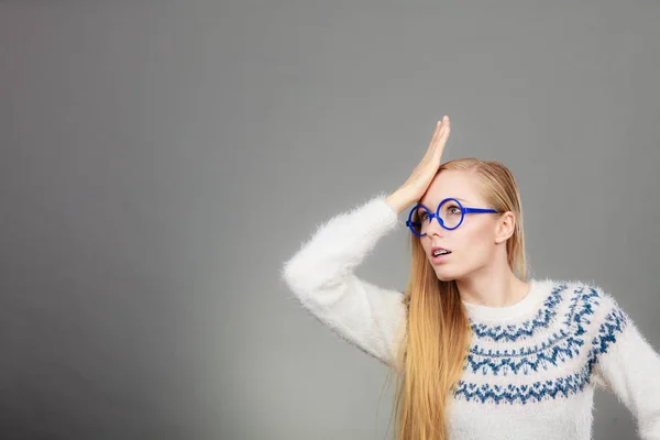 Nerd blond žena drží ruku na čelo — Stock fotografie