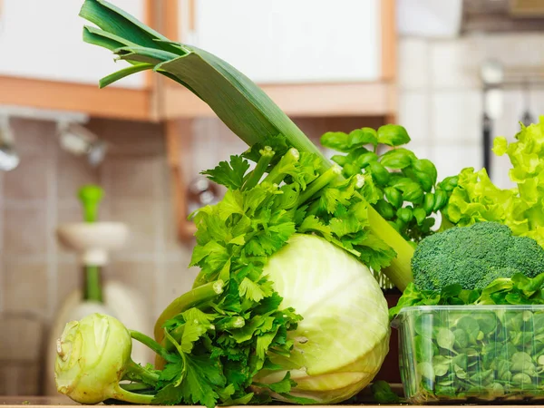 De nombreux légumes verts sur la table de cuisine — Photo