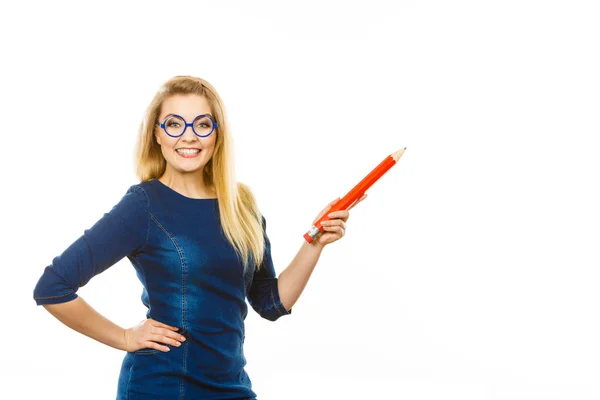 Mujer positiva sostiene lápiz grande en la mano — Foto de Stock