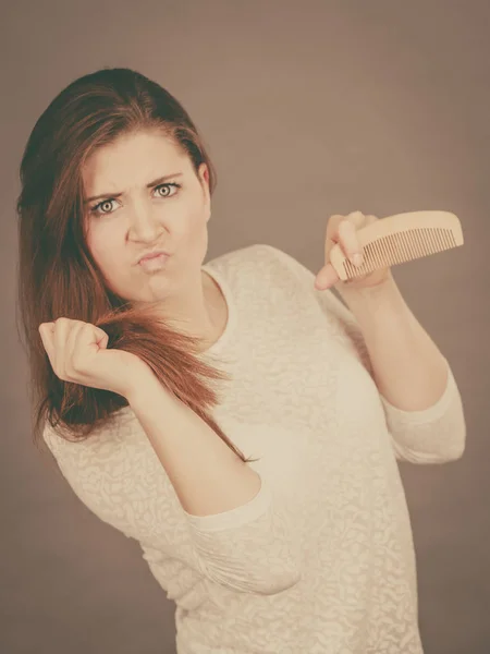 Donna arrabbiata che cerca di spazzolarsi i capelli — Foto Stock