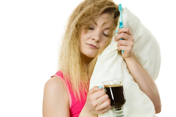 Mulher cansada segurando escova de dentes e café — Fotografia de Stock