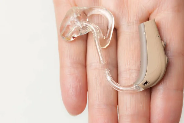 Senior person holding hearing aid close-up — Foto Stock