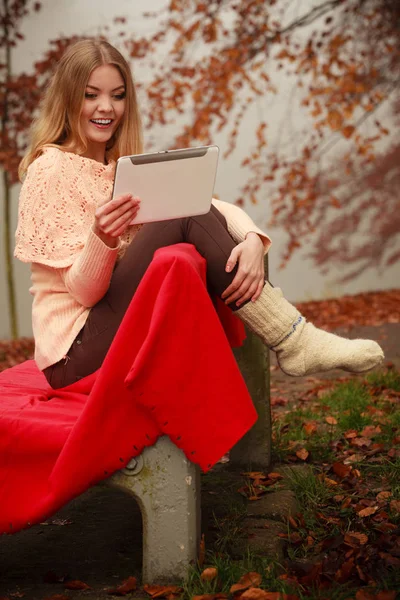 Ung blond flicka i parken. — Stockfoto