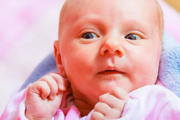Pasgeboren baby liggend in pyjama en handdoek — Stockfoto