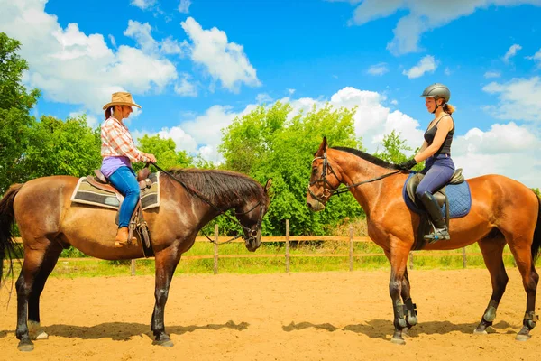 Cowgirl och kvinna jockey rider på hästar — Stockfoto