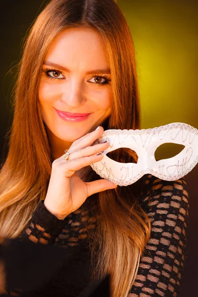 Vrouw houdt carnaval masker closeup — Stockfoto