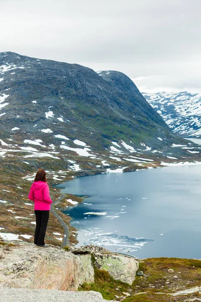 Mulher turística em pé junto ao lago Djupvatnet, Noruega — Fotografia de Stock