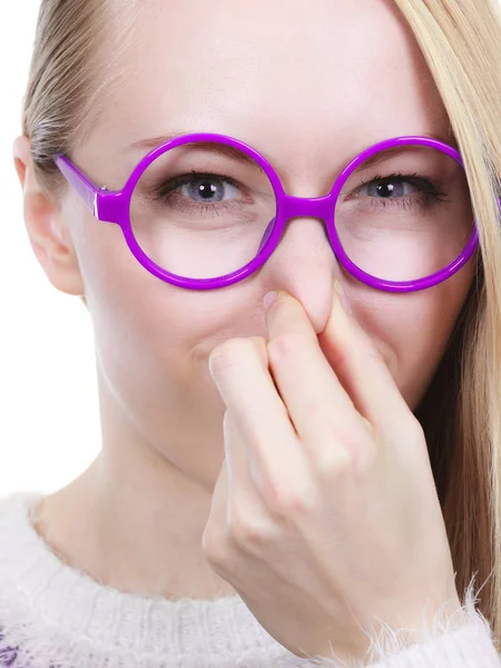 Nerd mujer sosteniendo nariz oliendo mal olor —  Fotos de Stock