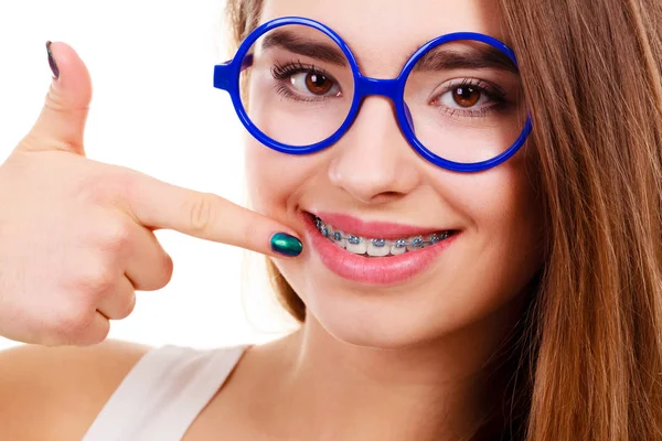 Nerdy žena ukazuje její zuby s kšandami — Stock fotografie