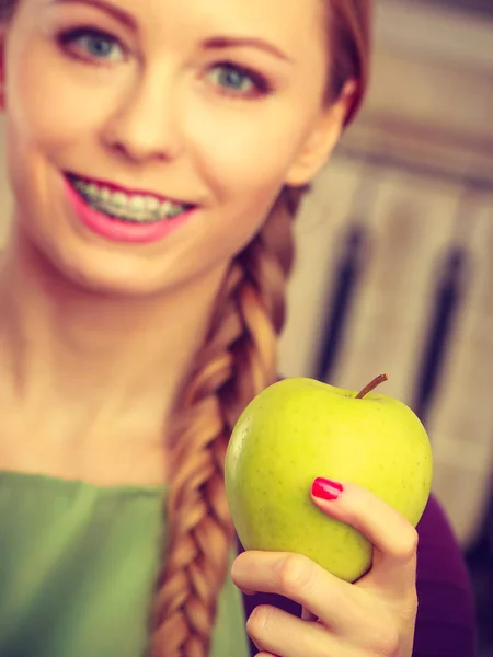 Vrouw jonge huisvrouw in de keuken met apple fruit — Stockfoto