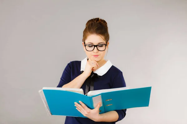 Mujer pensando sostiene carpeta de archivos con documentos —  Fotos de Stock