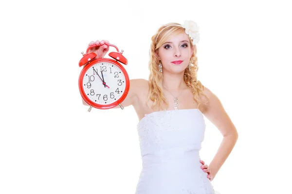 Donna sposa tenendo grande orologio rosso — Foto Stock