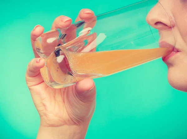 Vrouw oranje smaak drank of sap drinken — Stockfoto