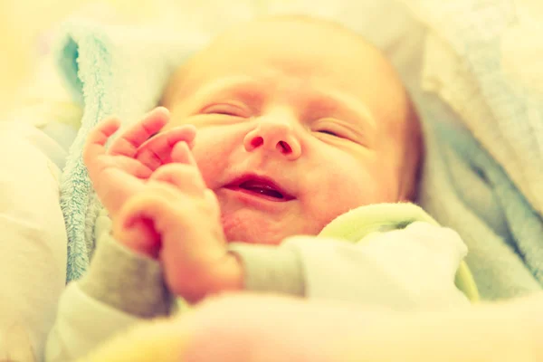Küçük yeni doğmuş bebek, battaniyenin içinde uyuyor. — Stok fotoğraf