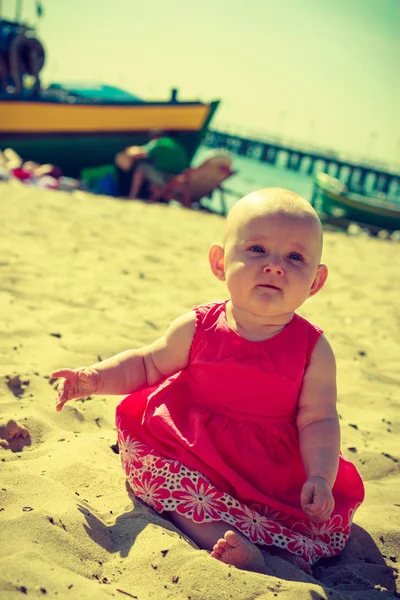 Маленький ребенок сидит и играет на пляже — стоковое фото