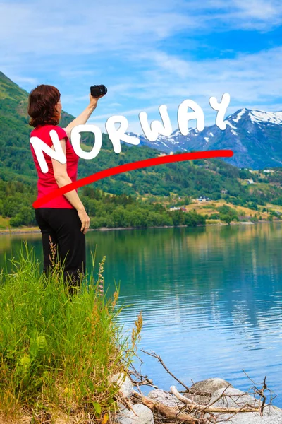 Turista tirar fotos no fiorde norwegian — Fotografia de Stock