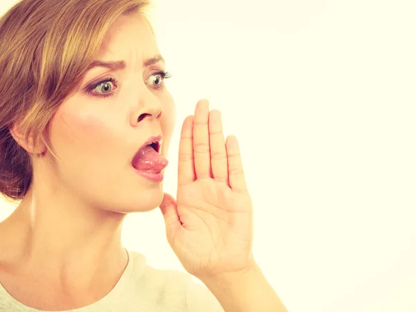 Vrouw met hand dicht bij mond fluisteren — Stockfoto