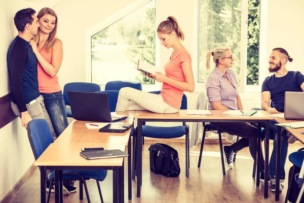 Studenten in de klas tijdens de pauze — Stockfoto