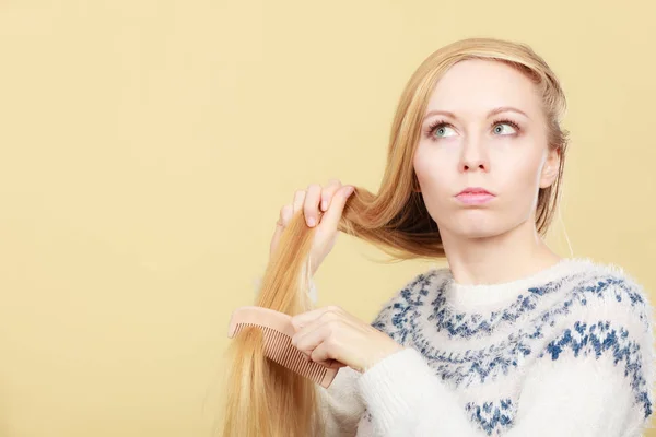 Adolescente ragazza bionda spazzolando i capelli con pettine — Foto Stock