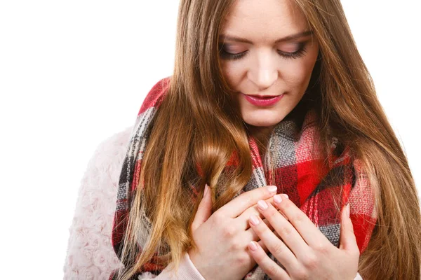 Kvinna som bär ylle rutig halsduk varma höst kläder — Stockfoto