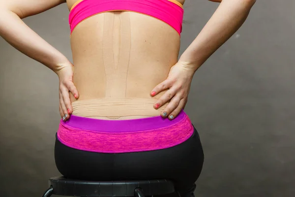 Mujer con kinesio médico grabando en la espalda — Foto de Stock