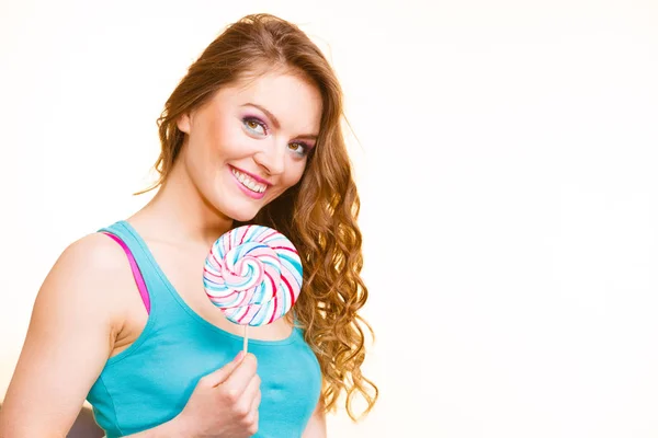 Frau fröhliches Mädchen mit Lutscher-Bonbons — Stockfoto