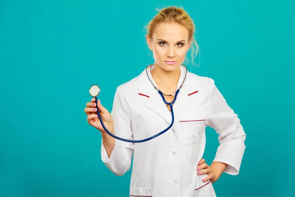 Medico donna con stetoscopio — Foto Stock