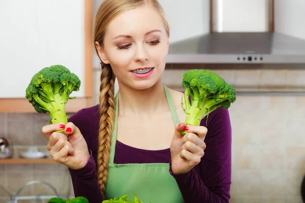 Donna in cucina con broccoli freschi verdi — Foto Stock